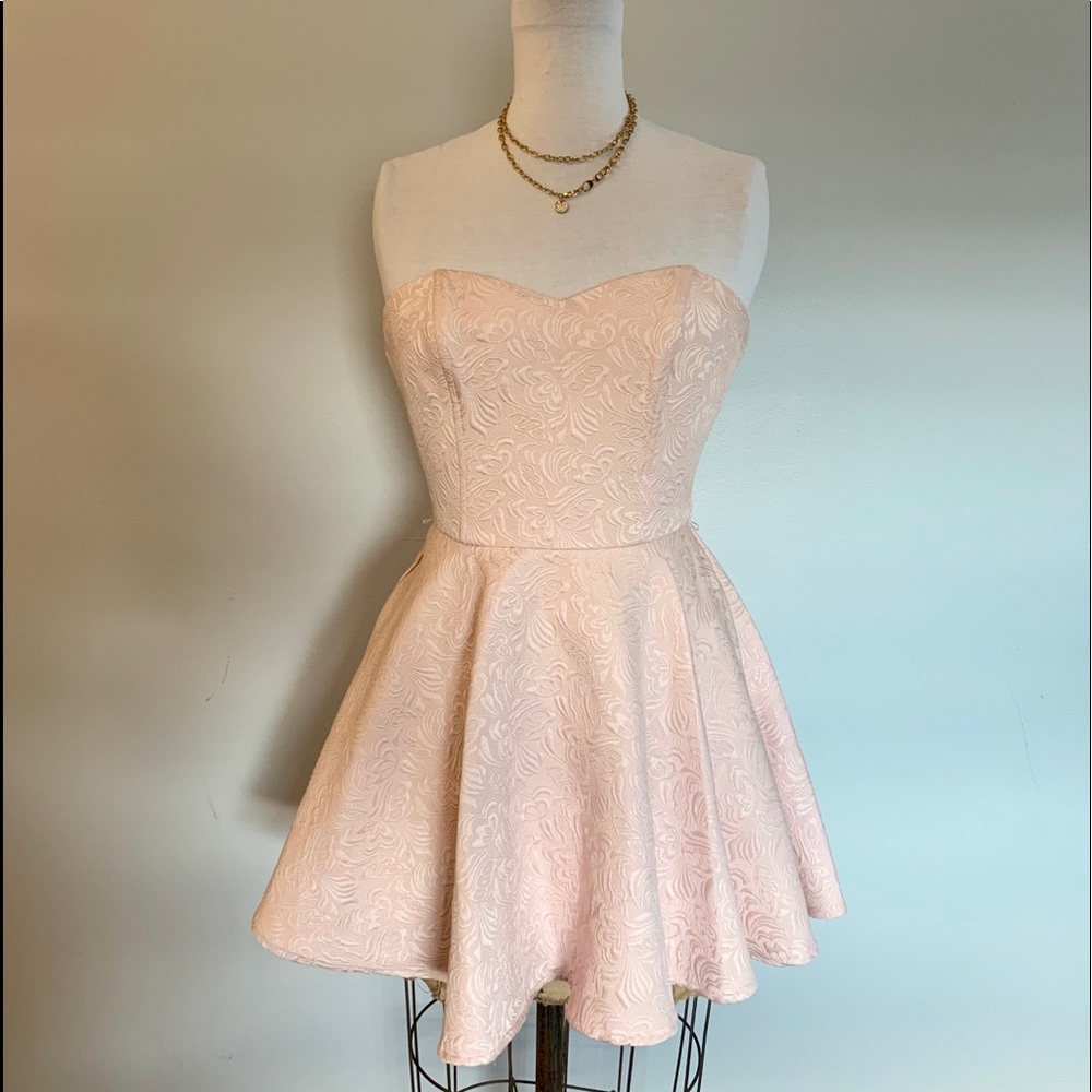 Jacquard sweetheart dress.